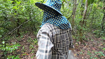 สาวไทยเดินคุยเล่นเก็บเห็ดในป่า แอบโชว์ในป่าลึก เสียงไทยชัด thumbnail