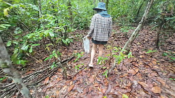 สาวไทยเดินคุยเล่นเก็บเห็ดในป่า แอบโชว์ในป่าลึก เสียงไทยชัด