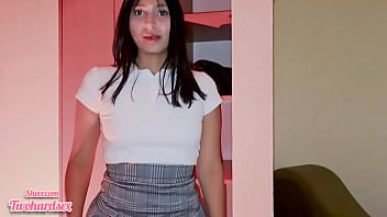 Estudiante universitaria le gusta mostrar su falda y termina siendo cogida