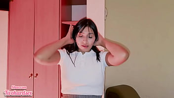 Estudiante universitaria le gusta mostrar su falda y termina siendo cogida