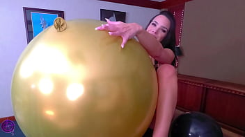 Balloon popping makes ivy's hole dripping wet 4k