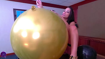 Balloon popping makes ivy's hole dripping wet 4k