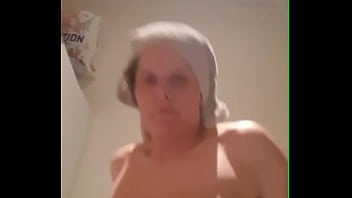 Dutch vixen quaroes’ wet body and dildo drive her to a huge climax