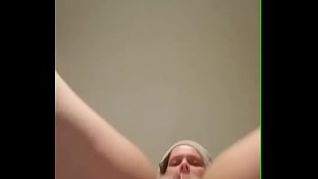 Dutch vixen quaroes’ wet body and dildo drive her to a huge climax