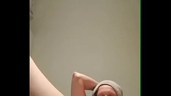 Dutch vixen quaroes’ wet body and dildo drive her to a huge climax