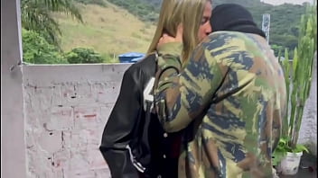 Casada dando gostoso pra um militar no cafofo