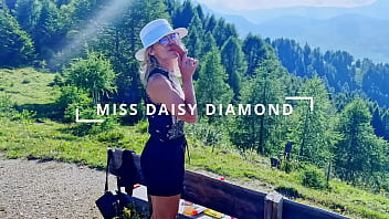 5 star view outdoor dining & hiking