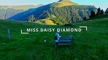 5 star view outdoor dining & hiking