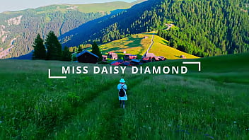 5 star view outdoor dining & hiking