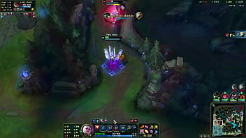 Loira no beco contra duas mulheres e um cara barbudo