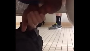 Pegacao Banheiro De Shopping thumbnail