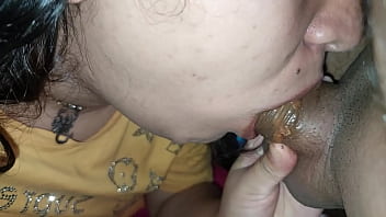 Mi novio me regalo un chocolate pero embarrado en toda su enorme verga se lo chupe hasta que se corrio en mi garganta