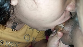 Mi Novio Me Regalo Un Chocolate Pero Embarrado En Toda Su Enorme Verga Se Lo Chupe Hasta Que Se Corrio En Mi Garganta thumbnail