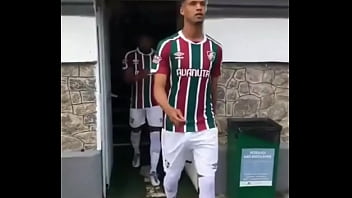 Jogador de pau duro em campo