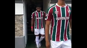 Jogador De Pau Duro Em Campo thumbnail