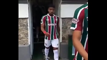 Jogador de pau duro em campo