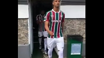 Jogador De Pau Duro Em Campo thumbnail