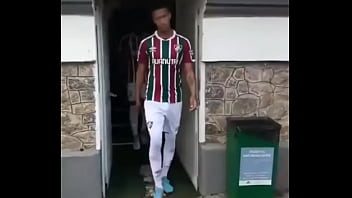 Jogador de pau duro em campo