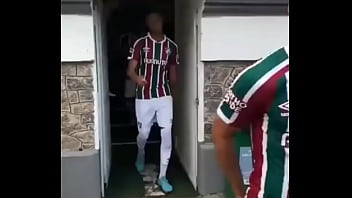 Jogador De Pau Duro Em Campo thumbnail