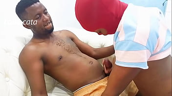 Elle essaye tant bien que mal de me faire plaisir malgré moi