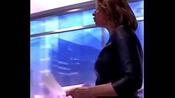 Jolie journaliste cuir