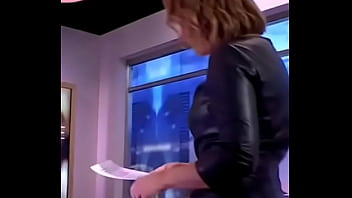 Jolie journaliste cuir