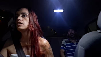 Casada trabalha de motorista de aplicativo e faz sacanagens com passageiros