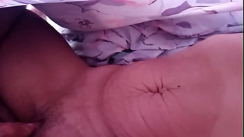 Bajo la sabana quería follar