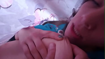 Bajo la sabana quería follar