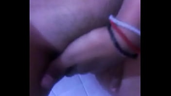 Masturbandose en el baño