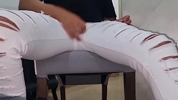 Arriva il figliastro esibizionista col cazzo grosso sborrata in primo piano con sega veloce gemiti caldi intensi