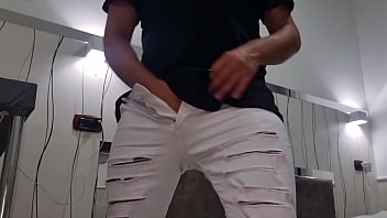 Arriva il figliastro esibizionista col cazzo grosso sborrata in primo piano con sega veloce gemiti caldi intensi