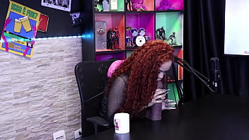 Safada pega o pau de brinquedo pra mostrar seu boquete emy tatuada