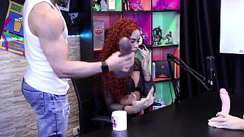 Safada pega o pau de brinquedo pra mostrar seu boquete emy tatuada