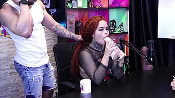 Safada pega o pau de brinquedo pra mostrar seu boquete emy tatuada