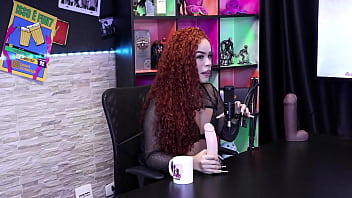 Safada pega o pau de brinquedo pra mostrar seu boquete emy tatuada