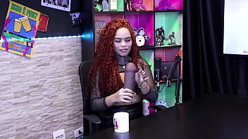 Safada pega o pau de brinquedo pra mostrar seu boquete emy tatuada