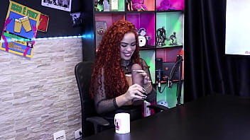 Safada pega o pau de brinquedo pra mostrar seu boquete emy tatuada