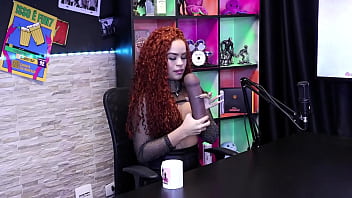 Safada pega o pau de brinquedo pra mostrar seu boquete emy tatuada