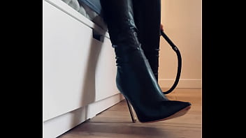 Le léchage de bottes est recommandé pour marqué des points goddess
