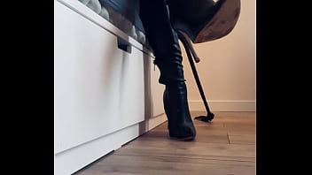 Le léchage de bottes est recommandé pour marqué des points goddess