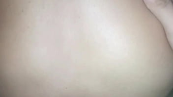 Estoy muy exitada y sola he invitó al pajero de mi vecino para que me llene de semen mi culito