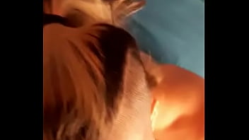 Esposa infiel se la chupa a su amigo