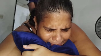 Padrastro pillo a mi hijastra en lencería sexy con gran culo y no aguanto termino follando y le lleno el coño de semen