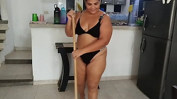 Padrastro pillo a mi hijastra en lencería sexy con gran culo y no aguanto termino follando y le lleno el coño de semen