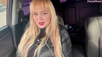 Stranger gives a spontaneous blowjob in the car