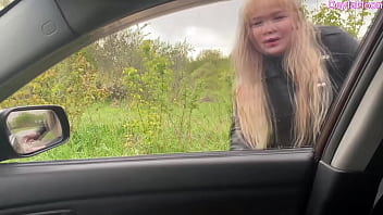 Stranger gives a spontaneous blowjob in the car