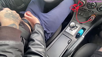 Stranger gives a spontaneous blowjob in the car