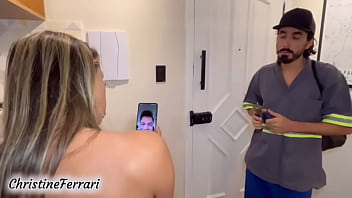 Casada hotwife acabou dando para o eletrecista big dotado em forma de pagamento e o corno do marido assistiu tudo