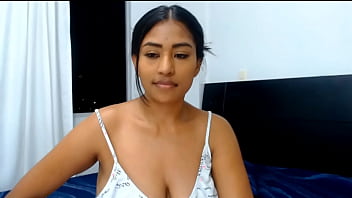 Camilapaez1 con mirada excitada y encantadora